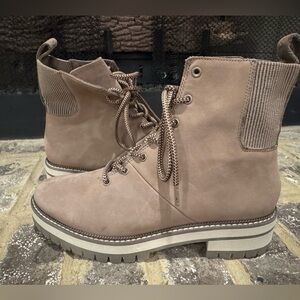 TOMS Women's Frankie Water Resistant Nubuck Boot Size 6